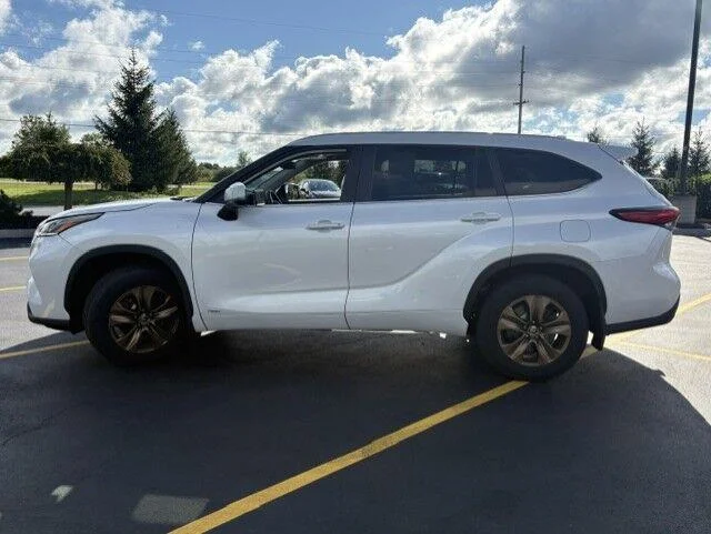 Used 2023 Wind Chill Pearl Toyota Bronze Edition image 9