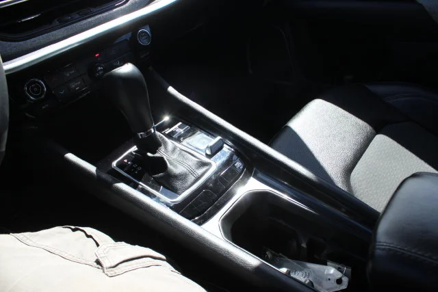 Used 2024 White Jeep Latitude image 12