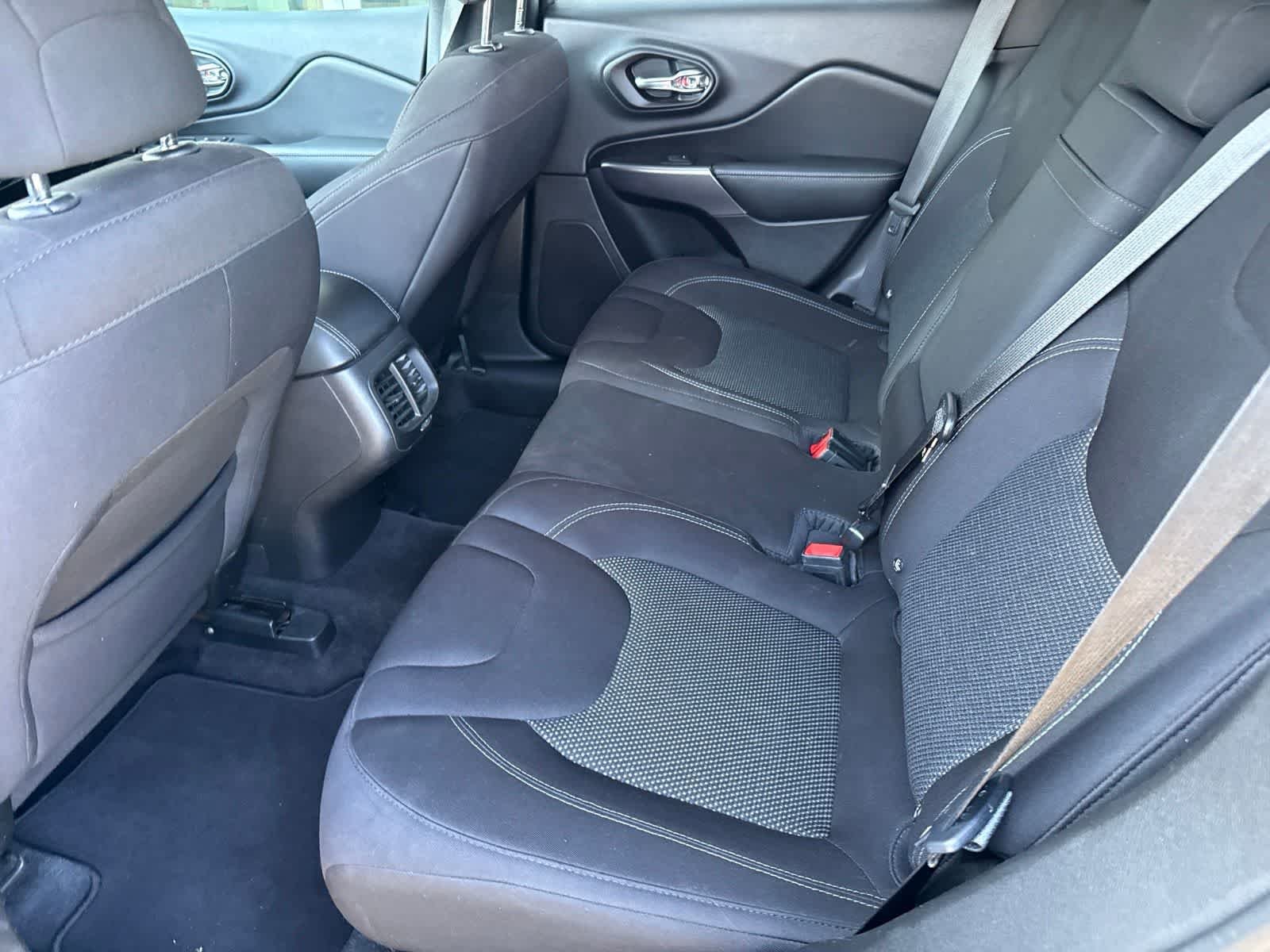 Used 2019 Diamond Black Crystal Pearlcoat Jeep Latitude image 23