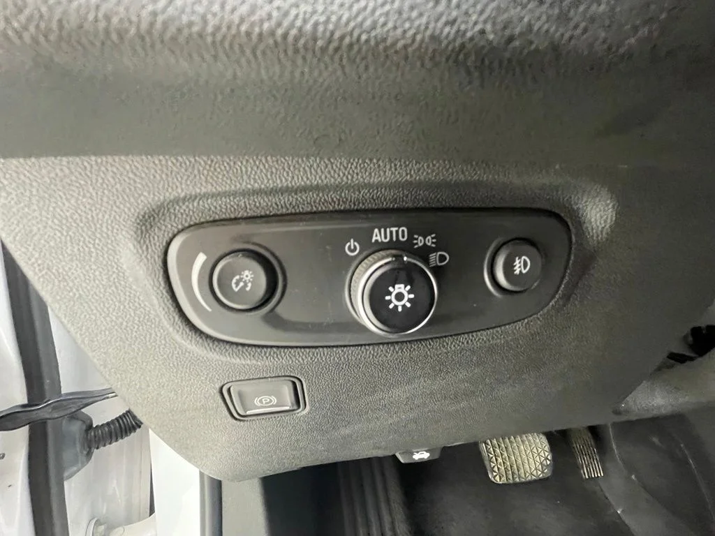 Used 2022 White GMC SLT image 17