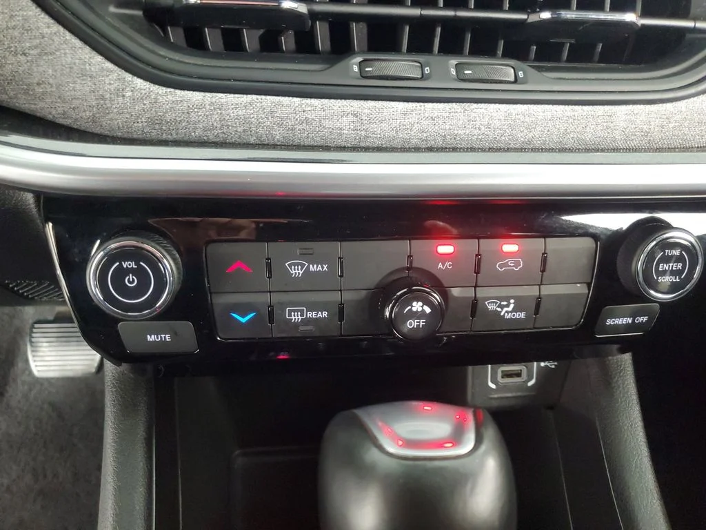 Used 2025 White Jeep Latitude image 20