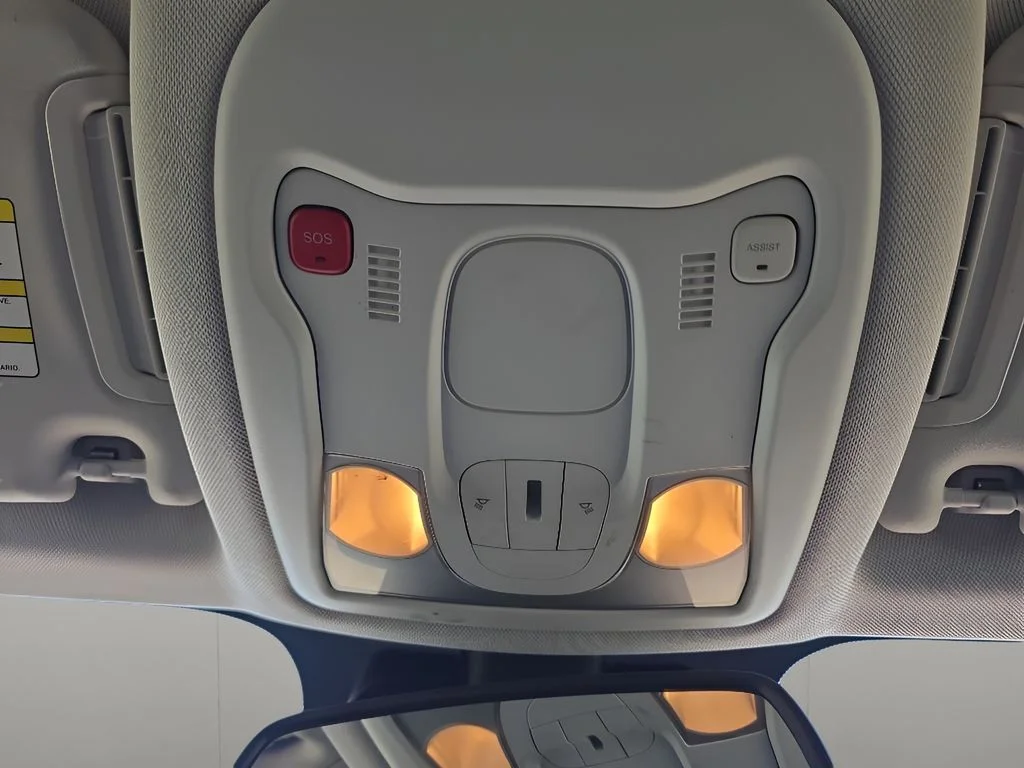 Used 2022  Jeep Latitude image 27