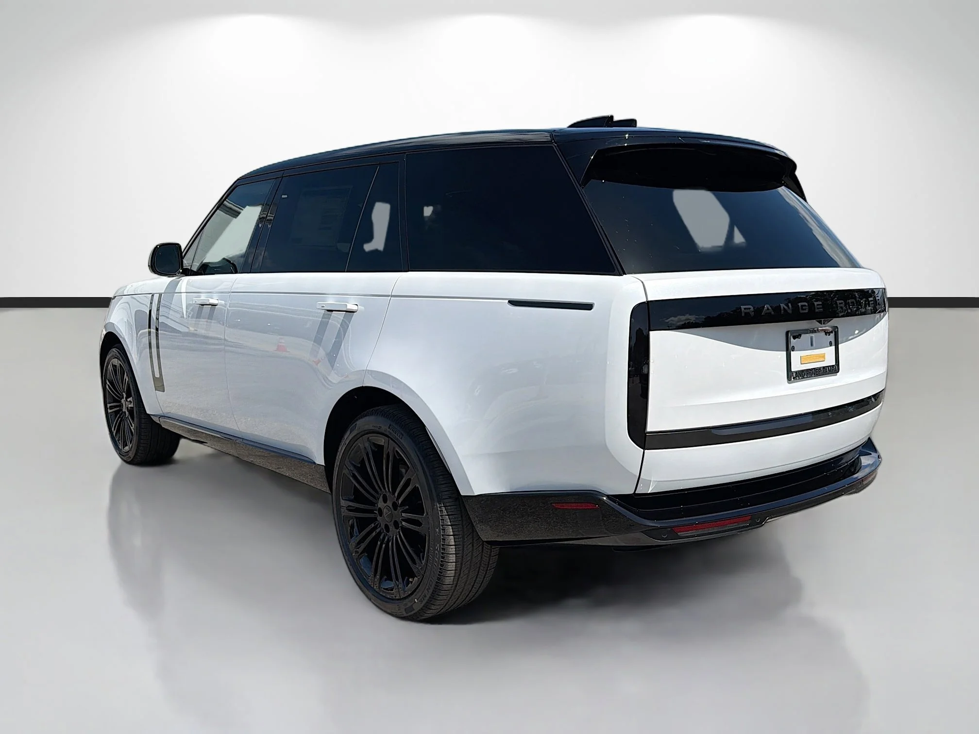 New 2026 Ostuni Pearl White Premium Metallic Land Rover SE image 3