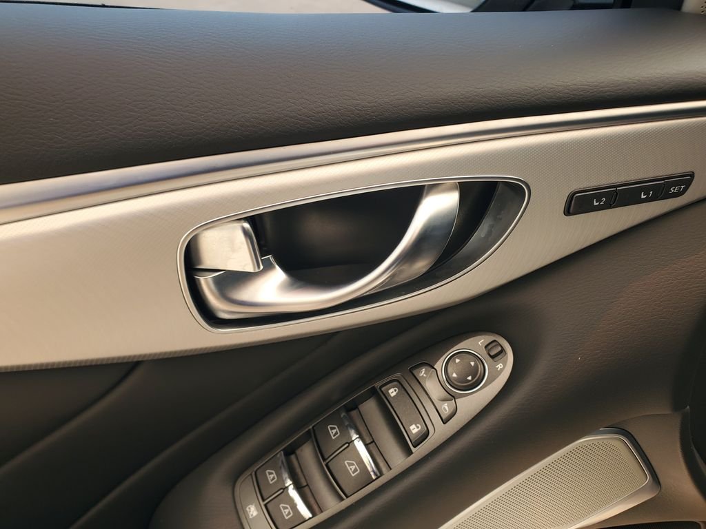 Used 2023 White INFINITI LUXE image 20
