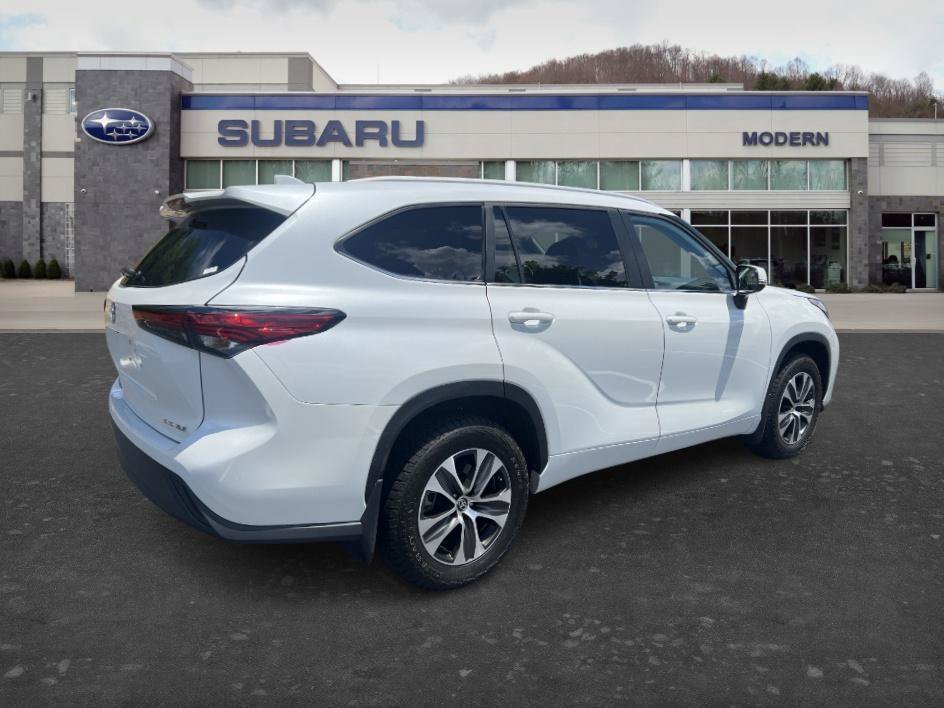 Used 2023 Pearl Toyota XLE image 5