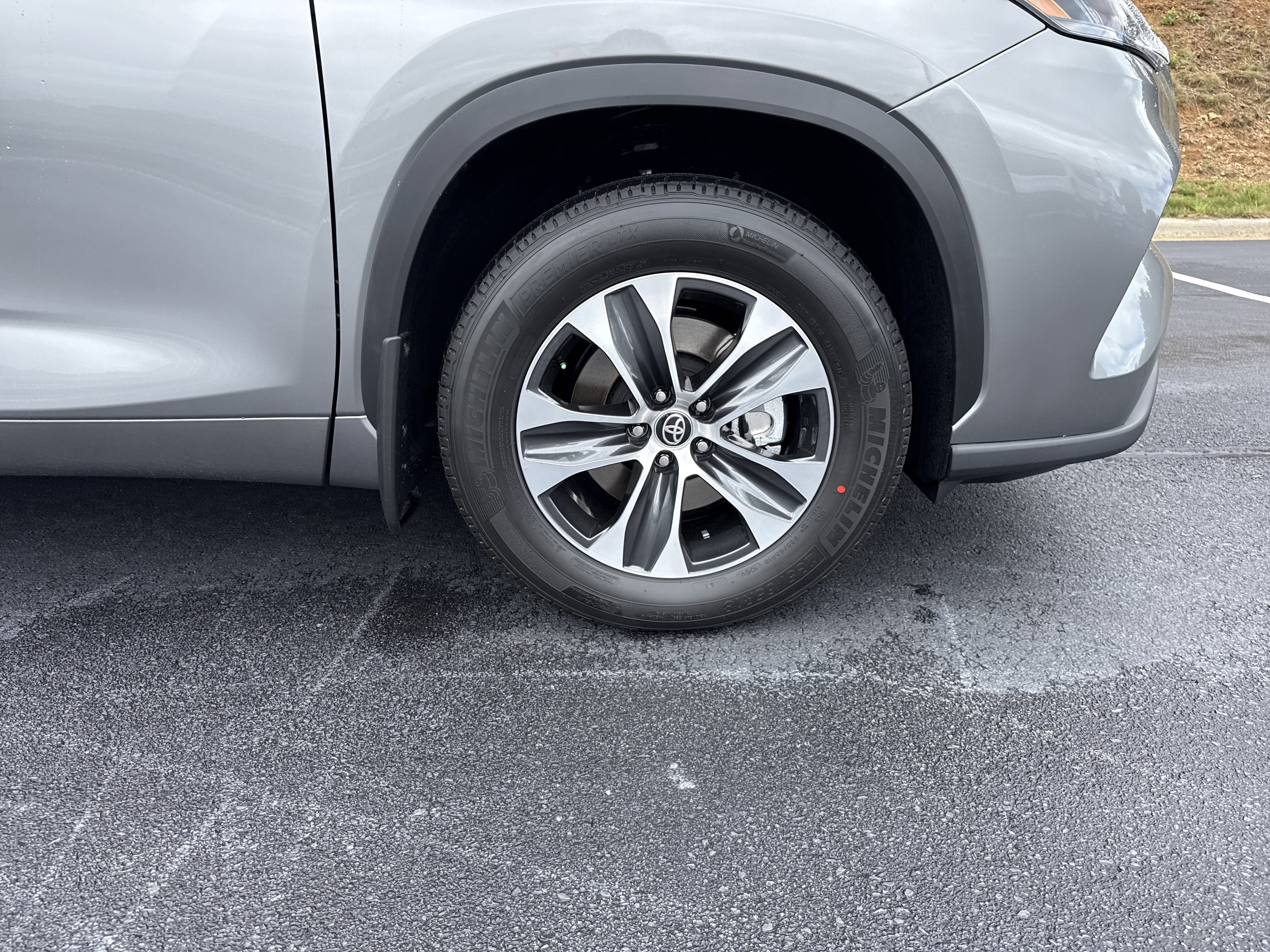 Used 2020 Moon Dust Toyota Hybrid XLE image 32