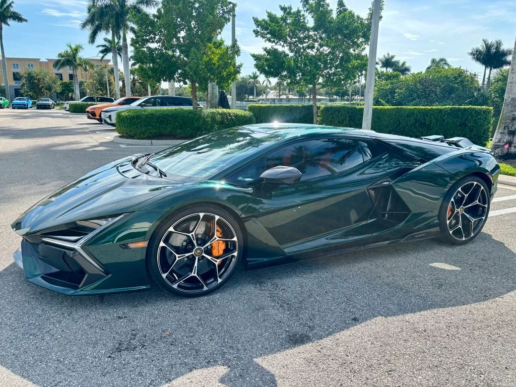 Used 2025 Verde Hydra Metallic Lamborghini  image 13