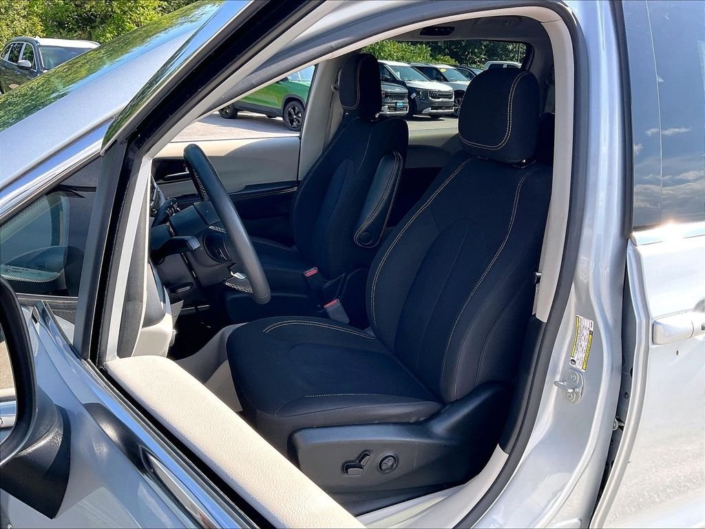 Used 2023 Silver Mist Clearcoat Chrysler LX image 9