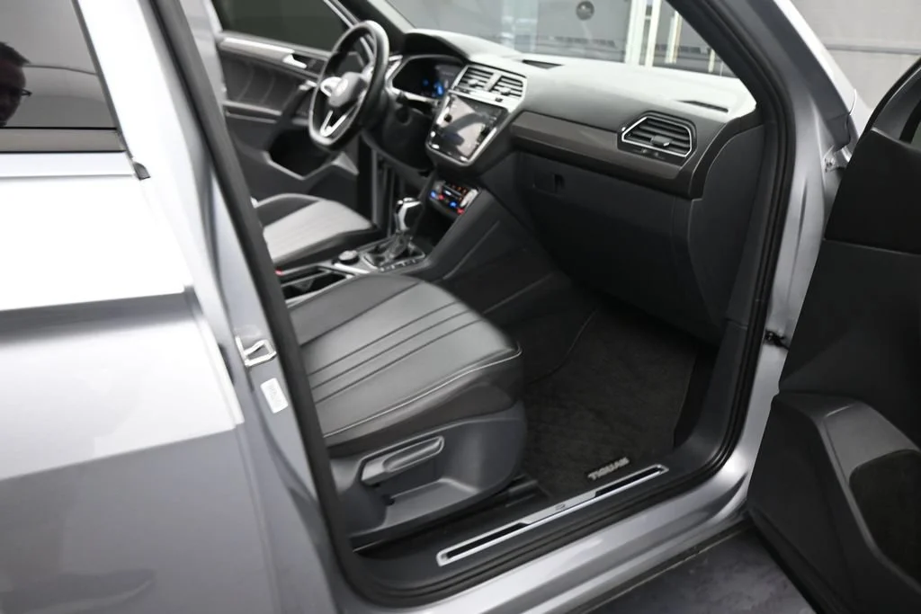 Used 2024  Volkswagen 2.0T SE R-Line Black image 48