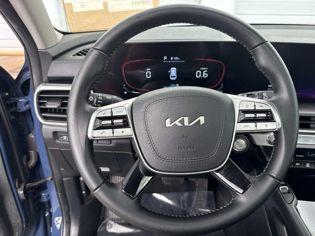 Used 2023 Black Kia S image 46