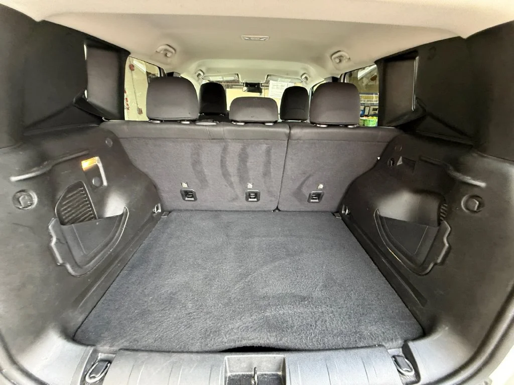 Used 2023 White Jeep Latitude image 19