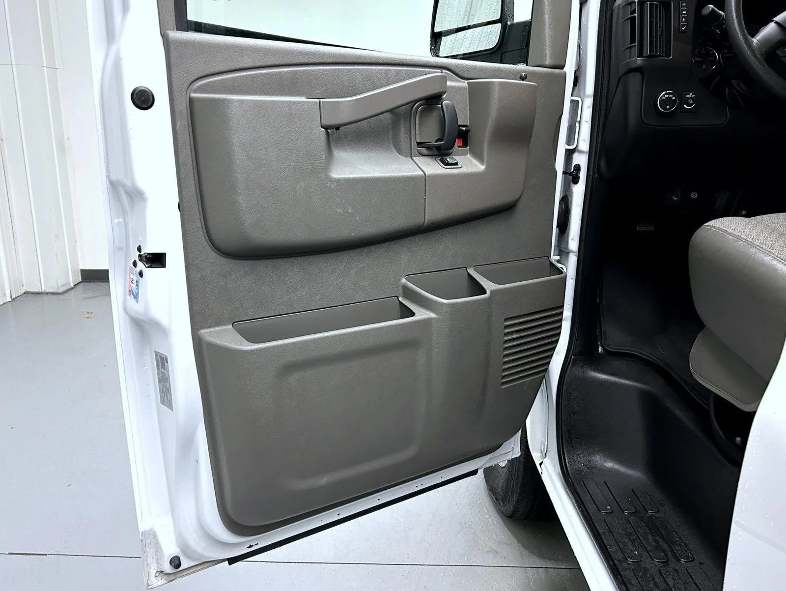 Used 2025 White Chevrolet LT image 9