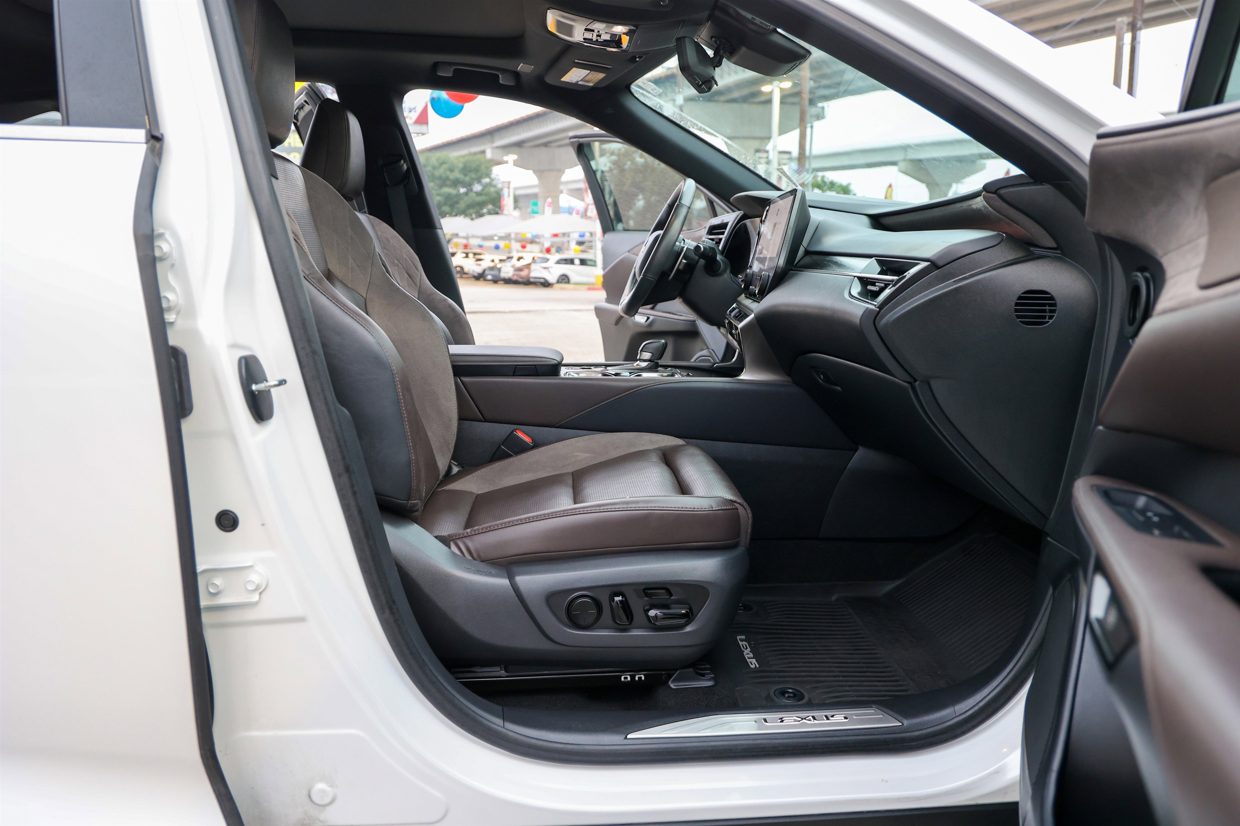 Used 2024 EMINENT WHITE PEA Lexus RX 350 Luxury image 35