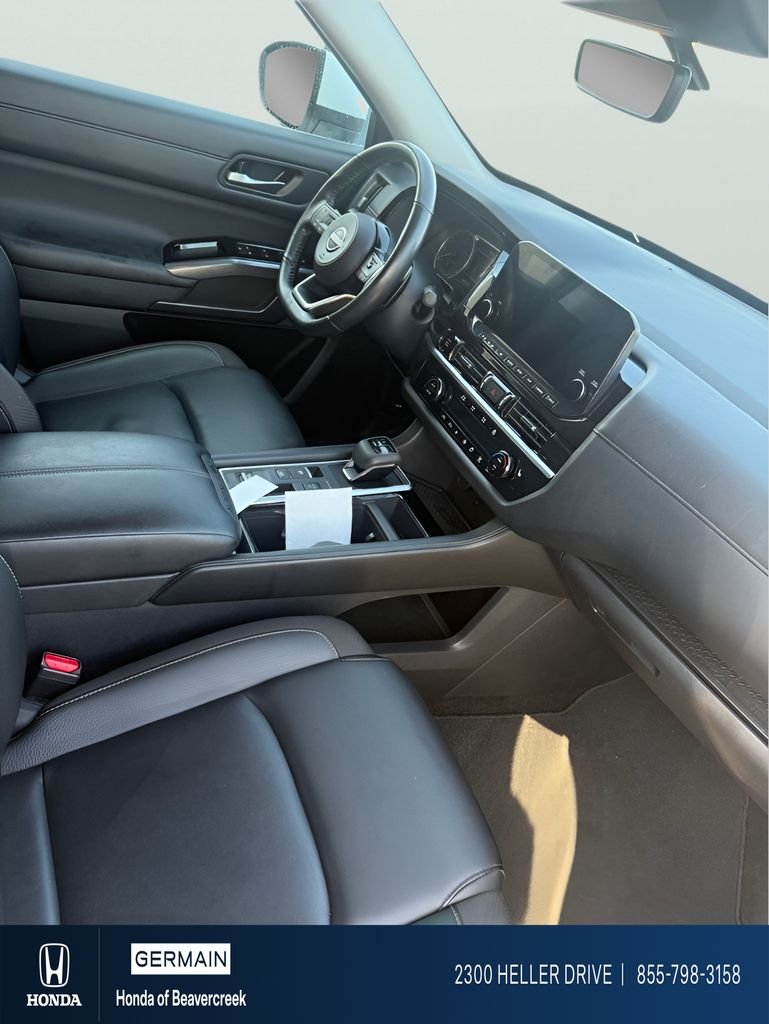 Used 2025 Everest White Pearl Tricoat Nissan SL image 8