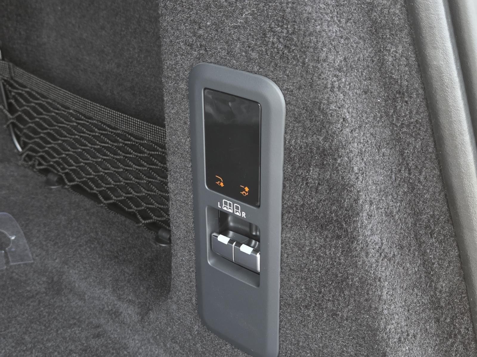 New 2026 Santorini Black Land Rover Dynamic SE image 12