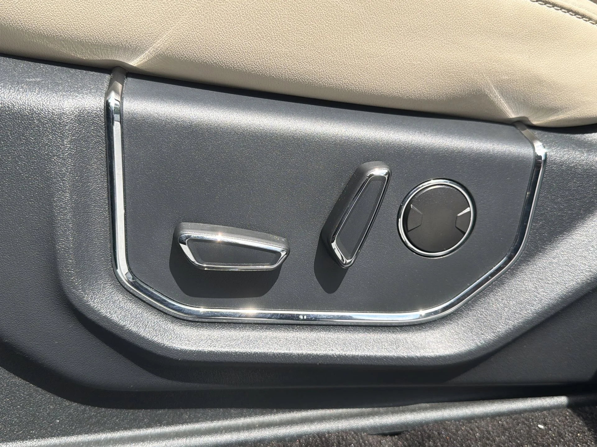 Used 2022 Black Metallic Ford Platinum image 17
