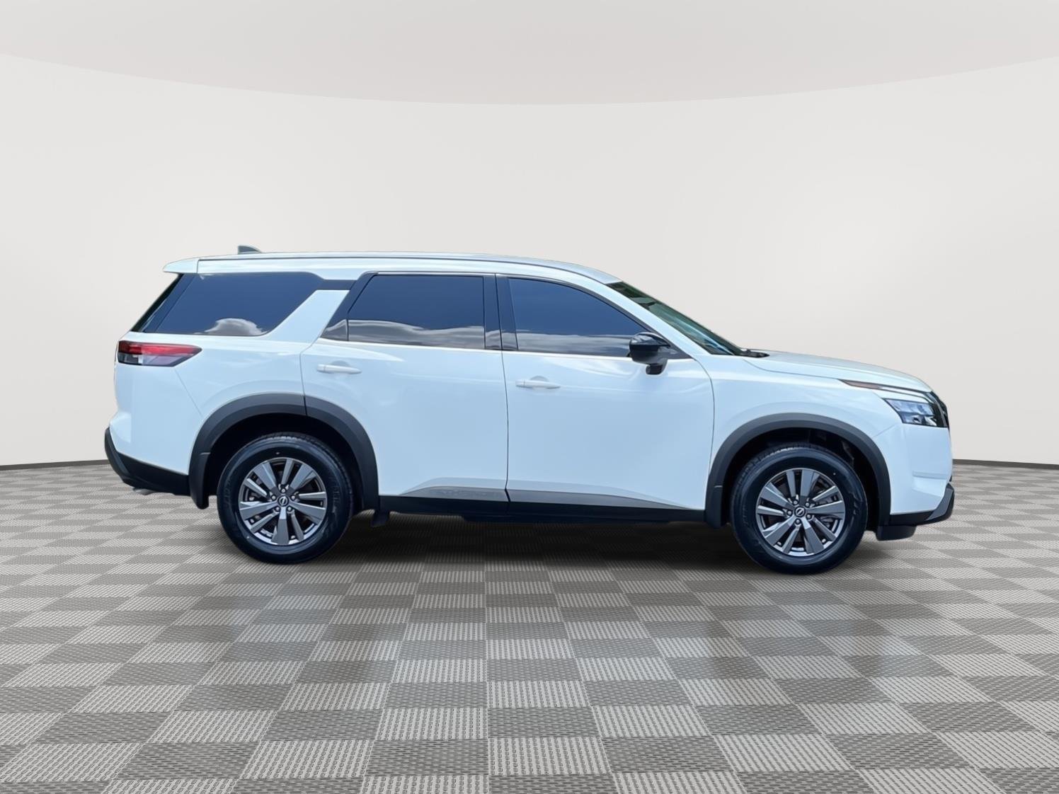 Used 2025 Glacier White Nissan S image 3