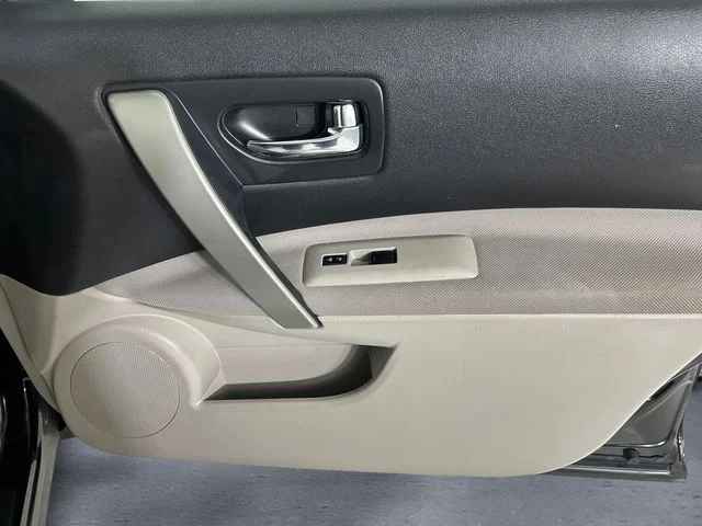 Used 2014 Black Nissan S image 15