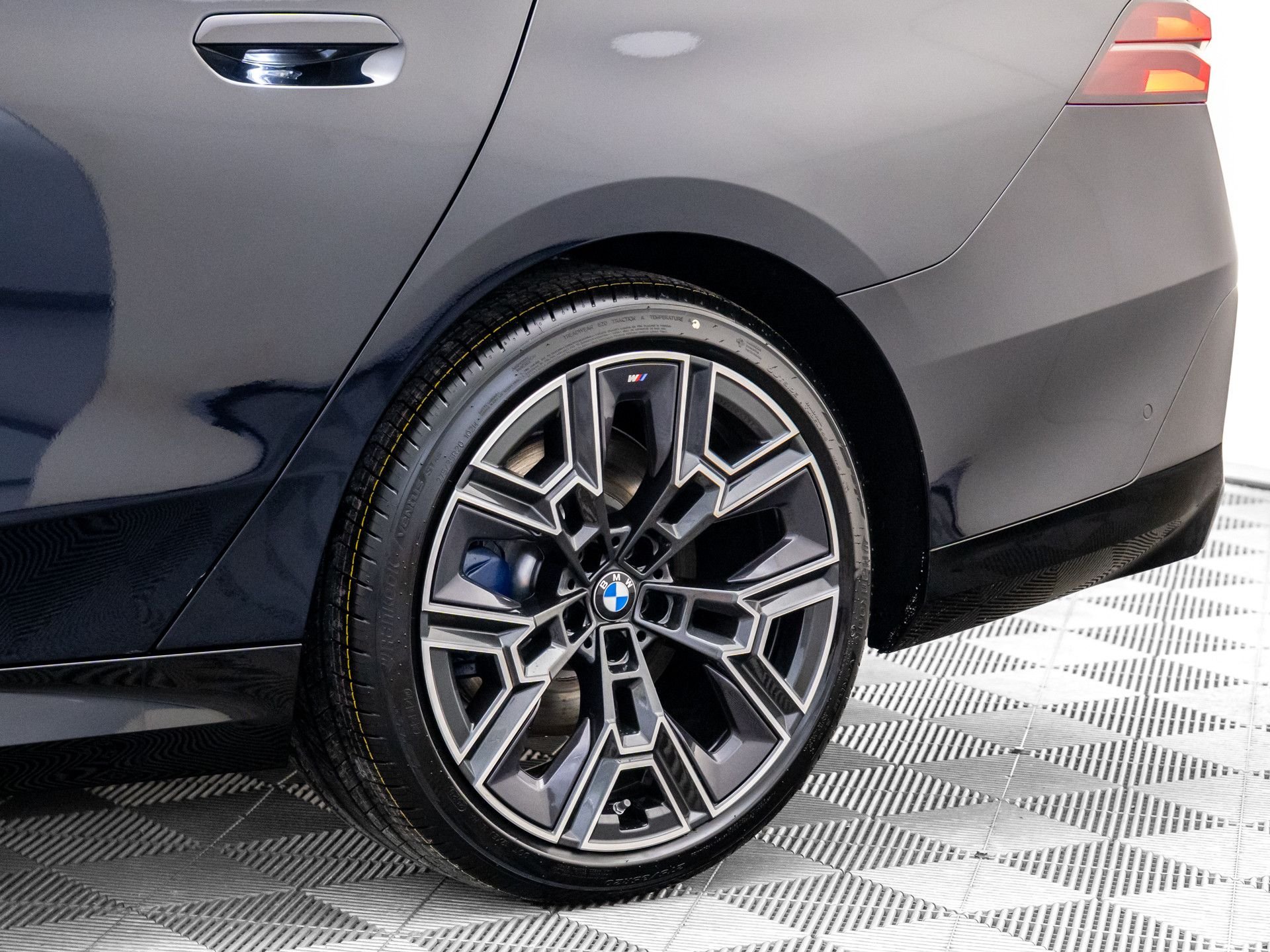 New 2026 Carbon Black Metallic BMW 530i xDrive image 34