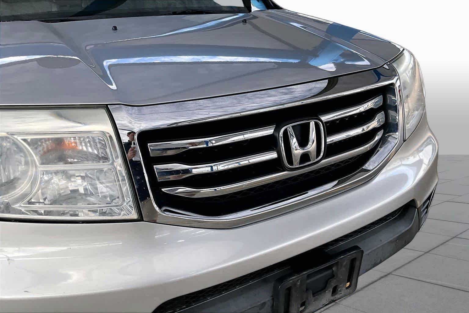 Used 2014 Alabaster Silver Metallic Honda EX-L image 30