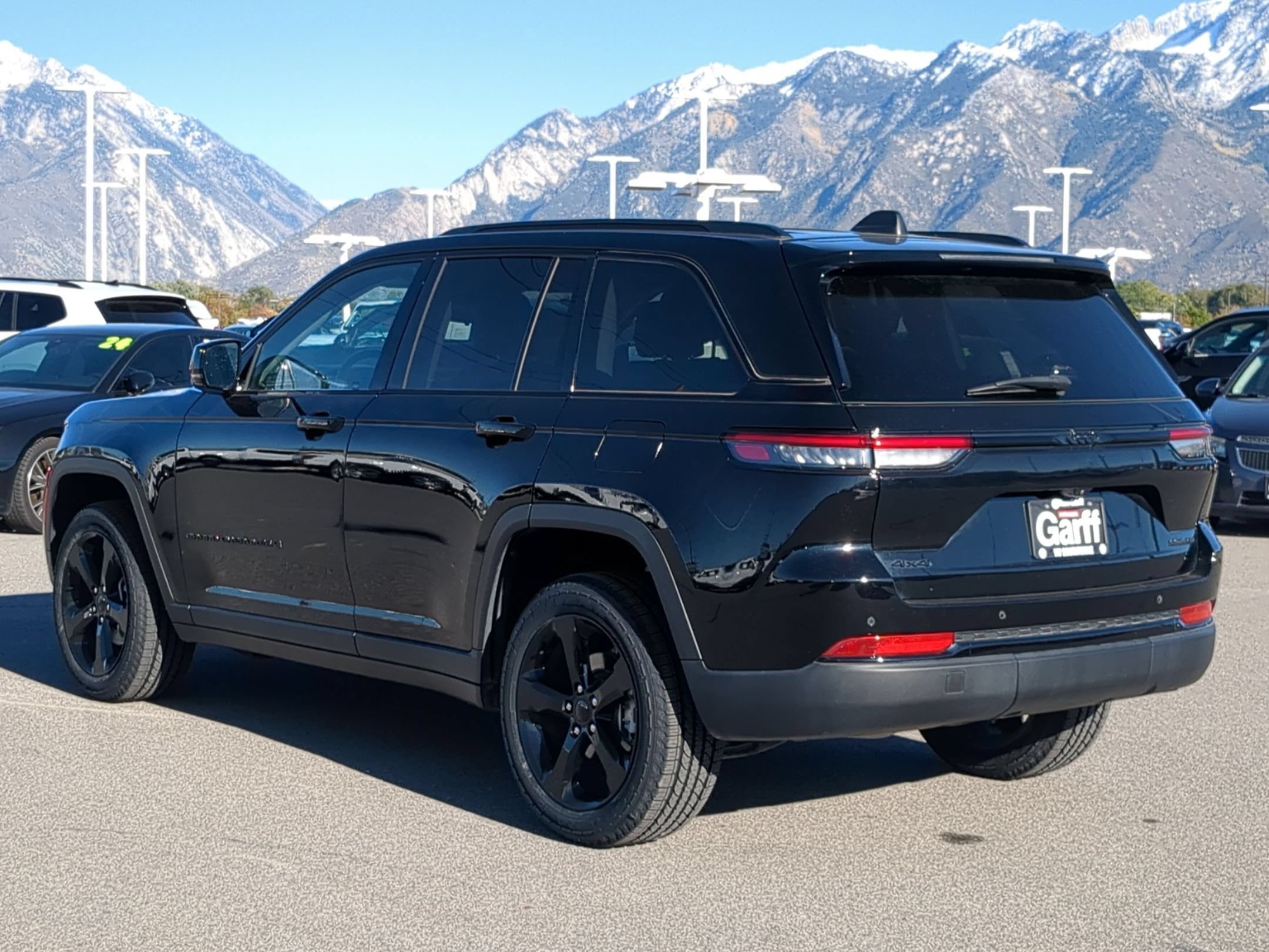 Used 2023 Diamond Black Crystal Pearlcoat Jeep Limited image 5