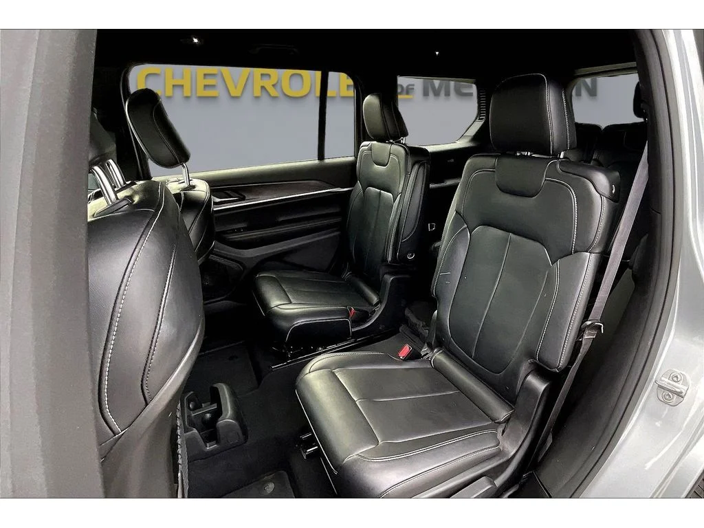 Used 2024  Jeep Limited image 18