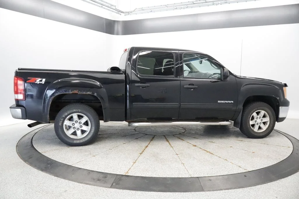 Used 2011 Black GMC SLE image 6