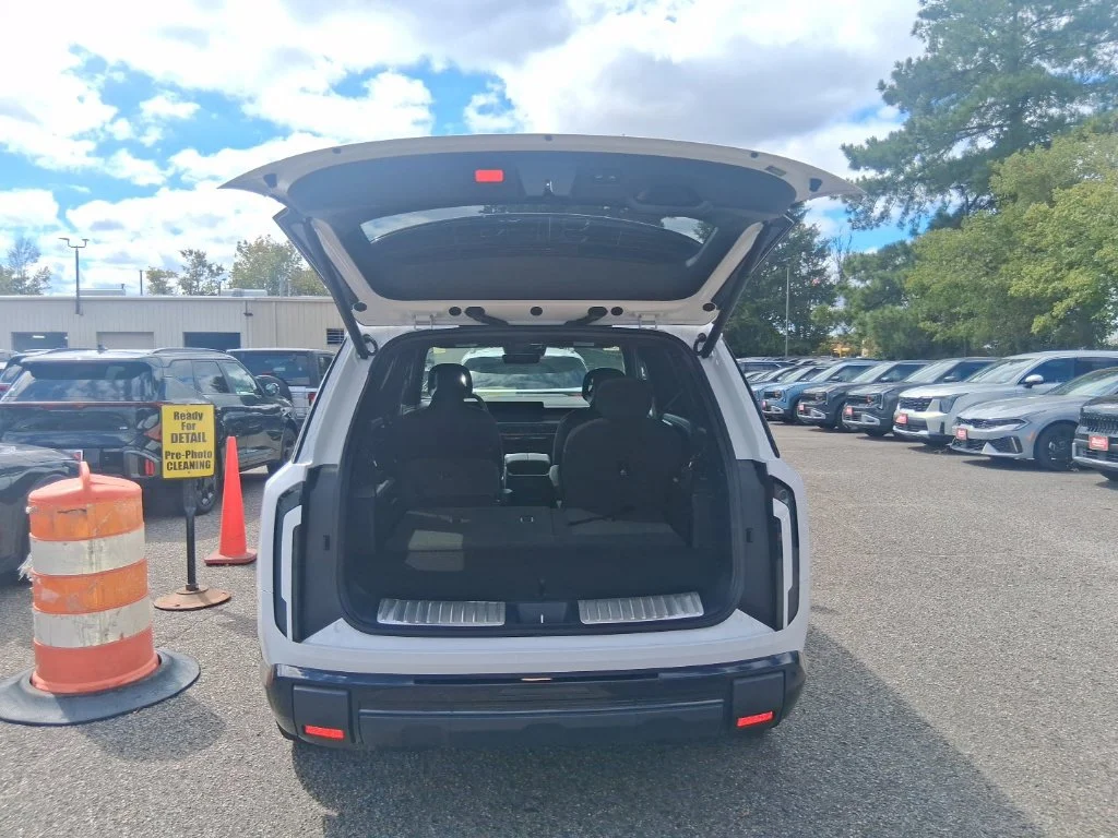 Used 2027 White Kia  image 19