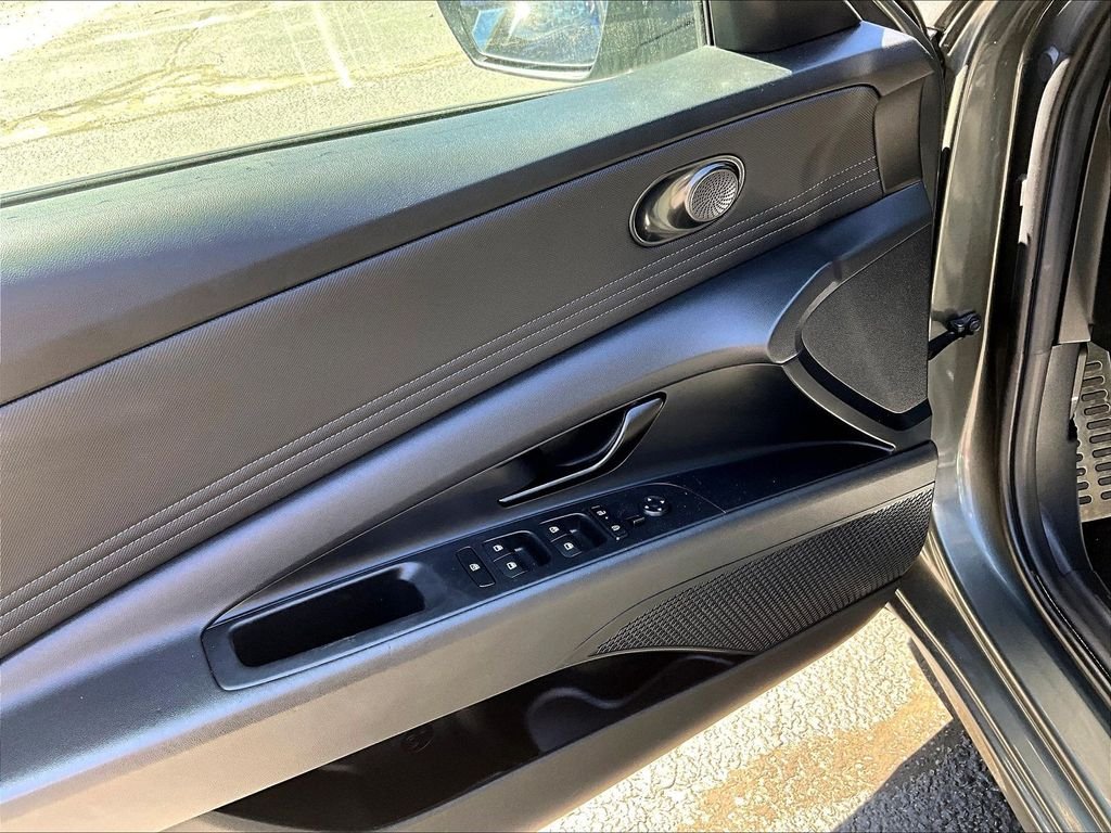 Used 2025 Gray Hyundai SEL Sport image 11