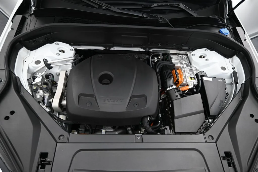Certified Used 2025 Crystal White Volvo Plus image 20