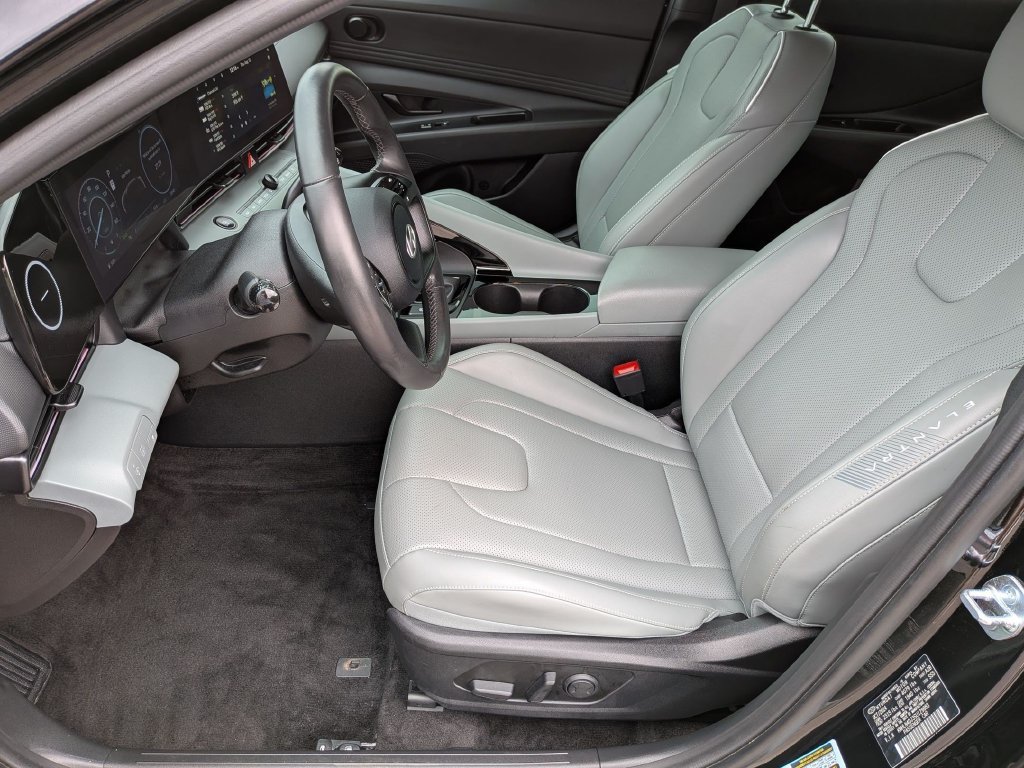 2025 Hyundai Elantra Limited - Photo 11