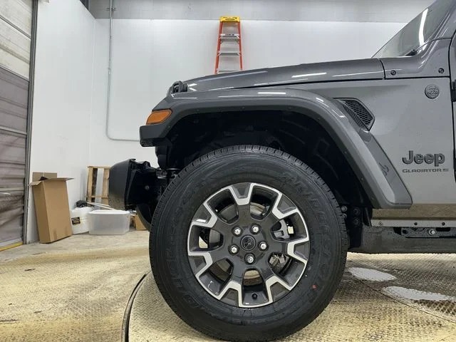 New 2026 Granite Crystal Metallic Clear-Coat Exterior Paint Jeep Sahara image 19