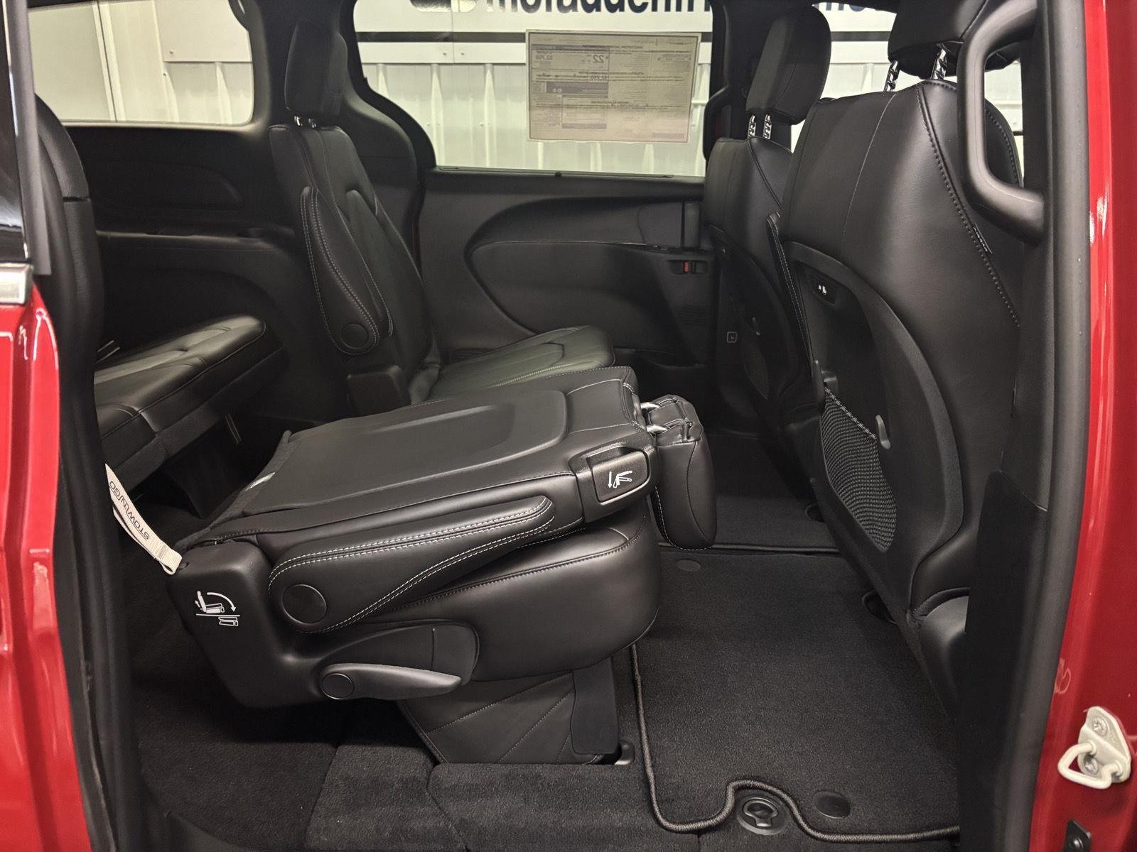 2026 Chrysler Pacifica Select - Photo 31