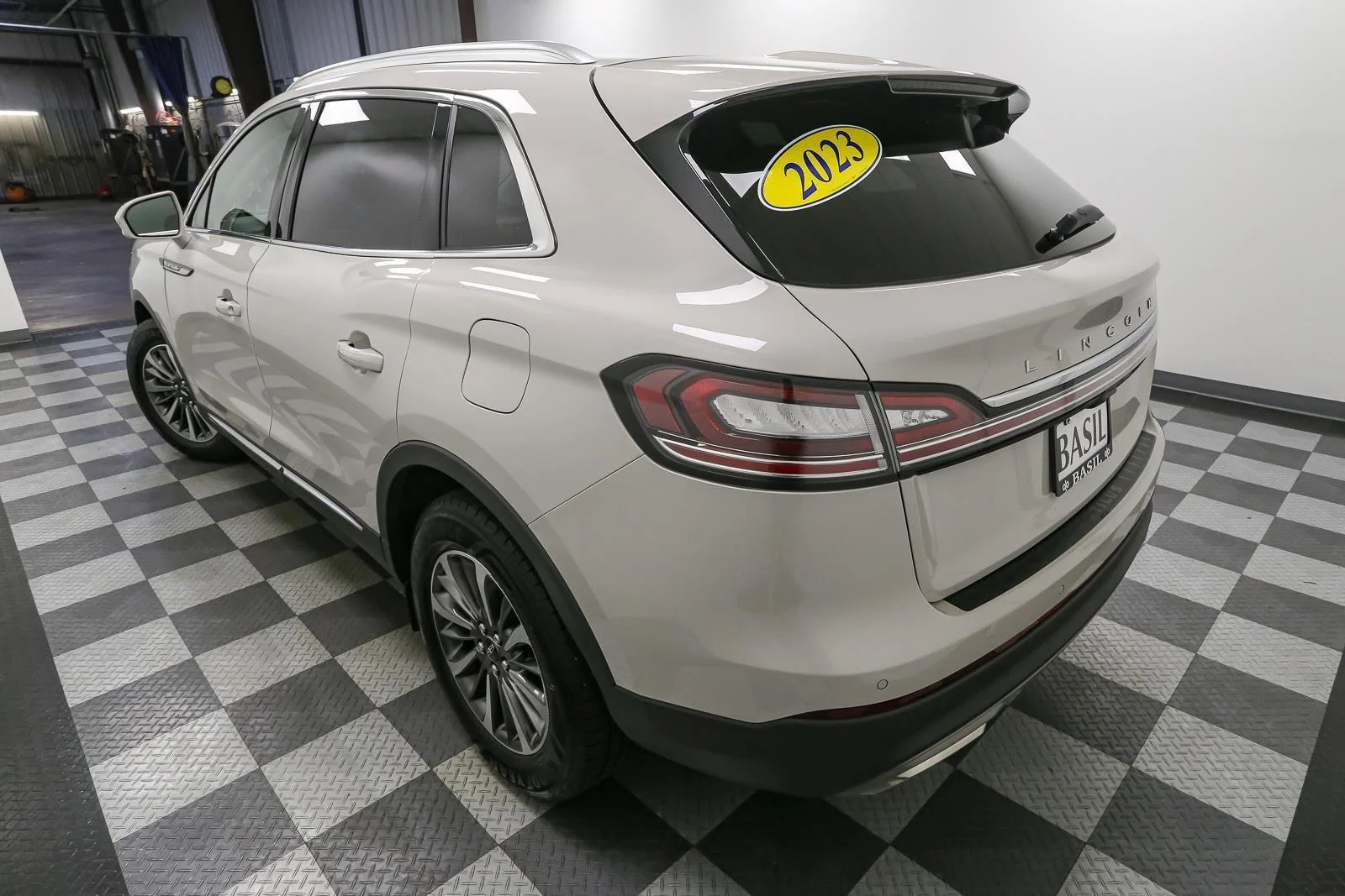 Used 2023 Ceramic Pearl Metallic Tinted Clearcoat Lincoln Standard image 10