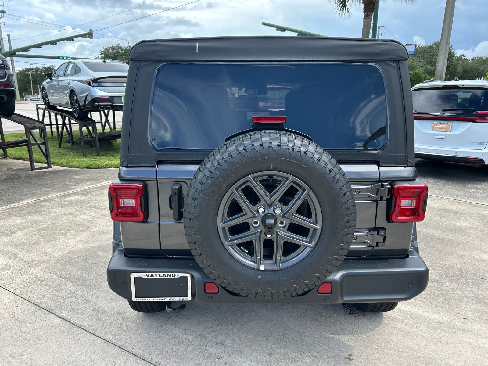 New 2027 Granite Crystal Metallic Clearcoat Jeep Sport S image 4