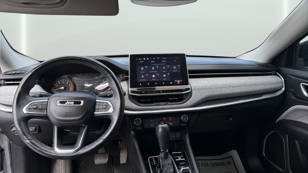 Used 2022 Silver Jeep Latitude Lux image 19