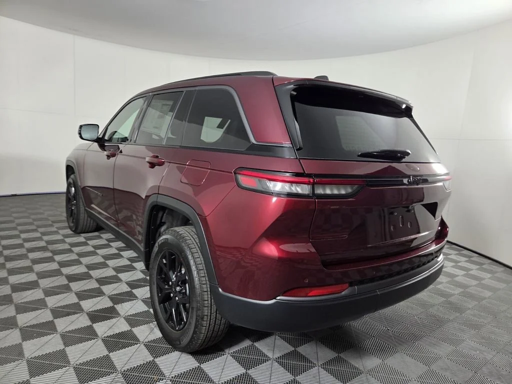 New 2026 Velvet Red Pearl-Coat Exterior Paint Jeep Laredo Altitude image 5