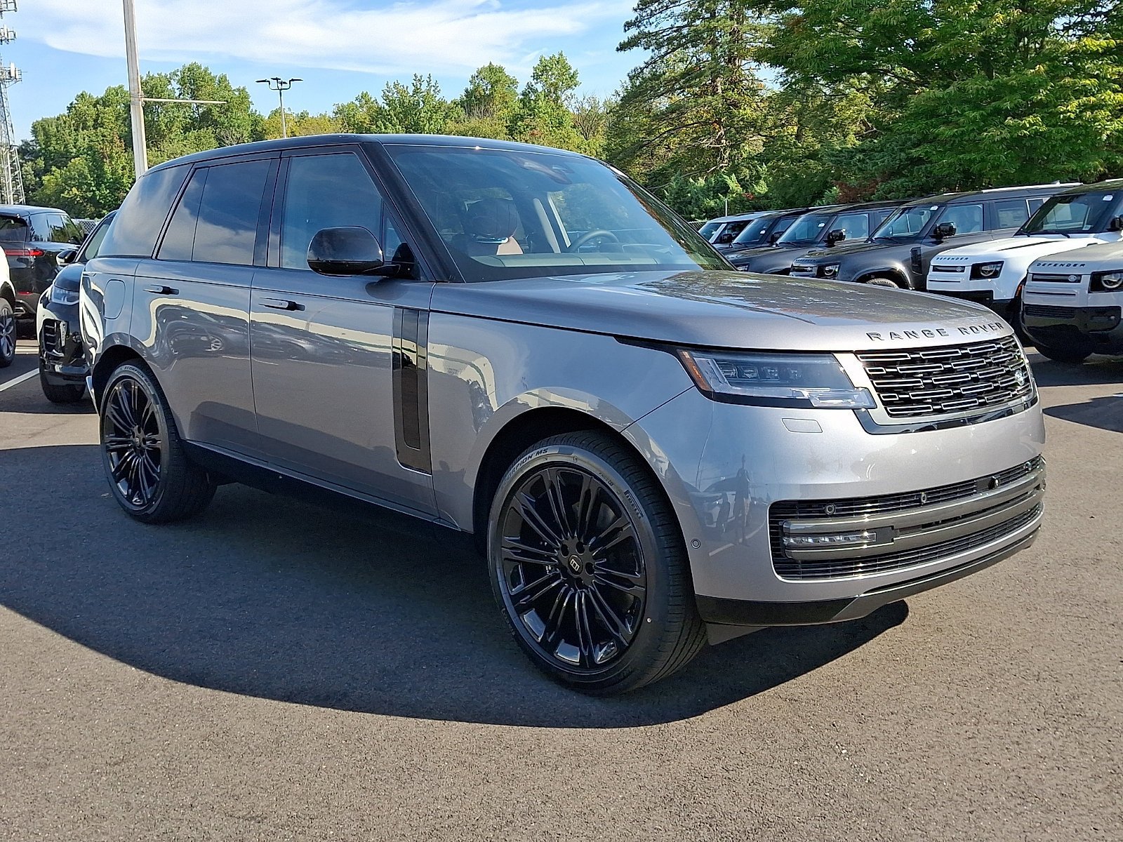 New 2027 Eiger Grey LAND ROVER SE image 4