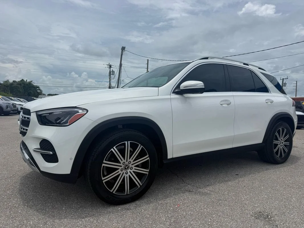 Used 2025  Mercedes-Benz 4MATIC® image 1