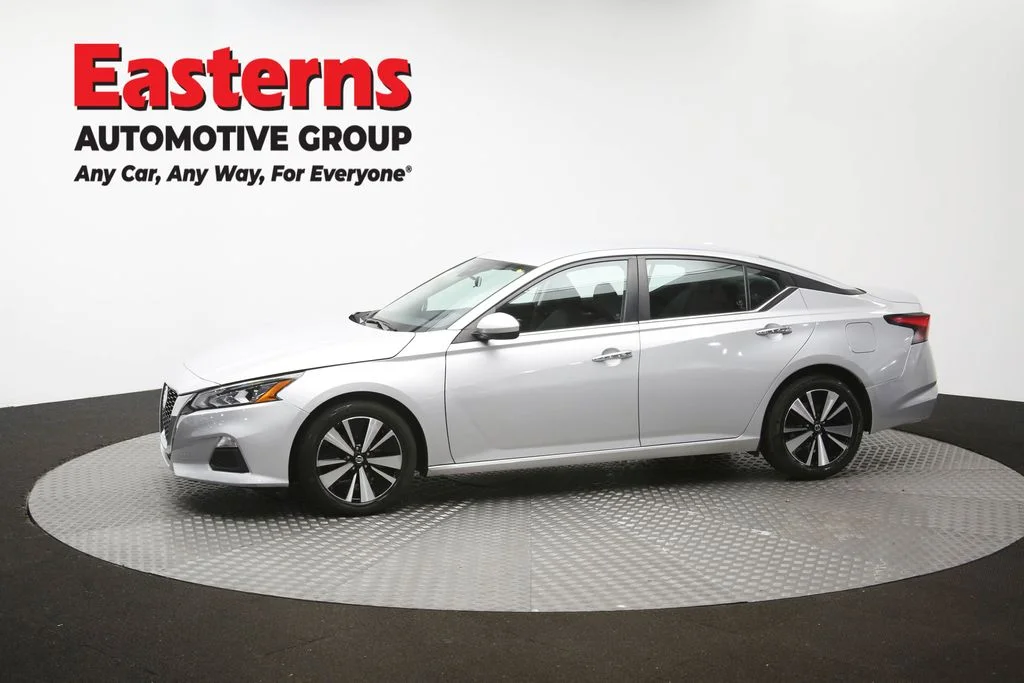 Used 2022 Silver Nissan 2.5 SV image 58