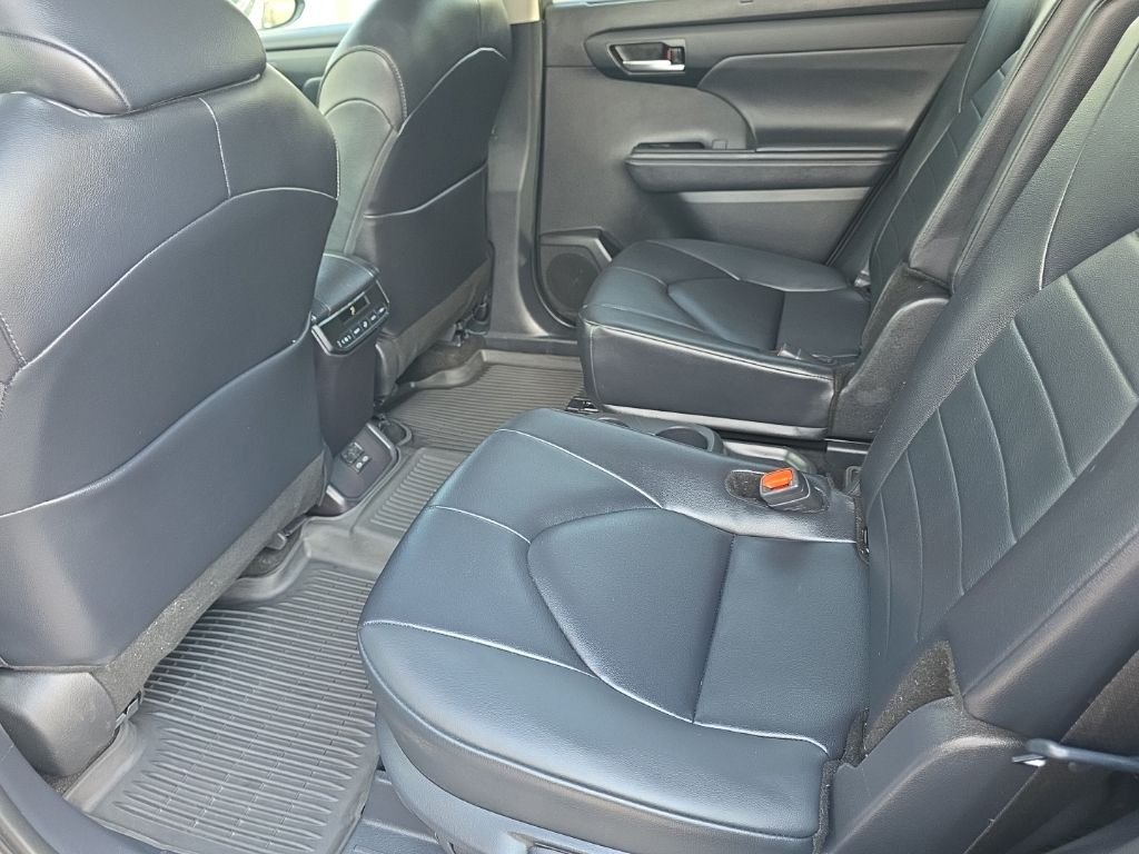 Used 2025  Toyota XLE image 12