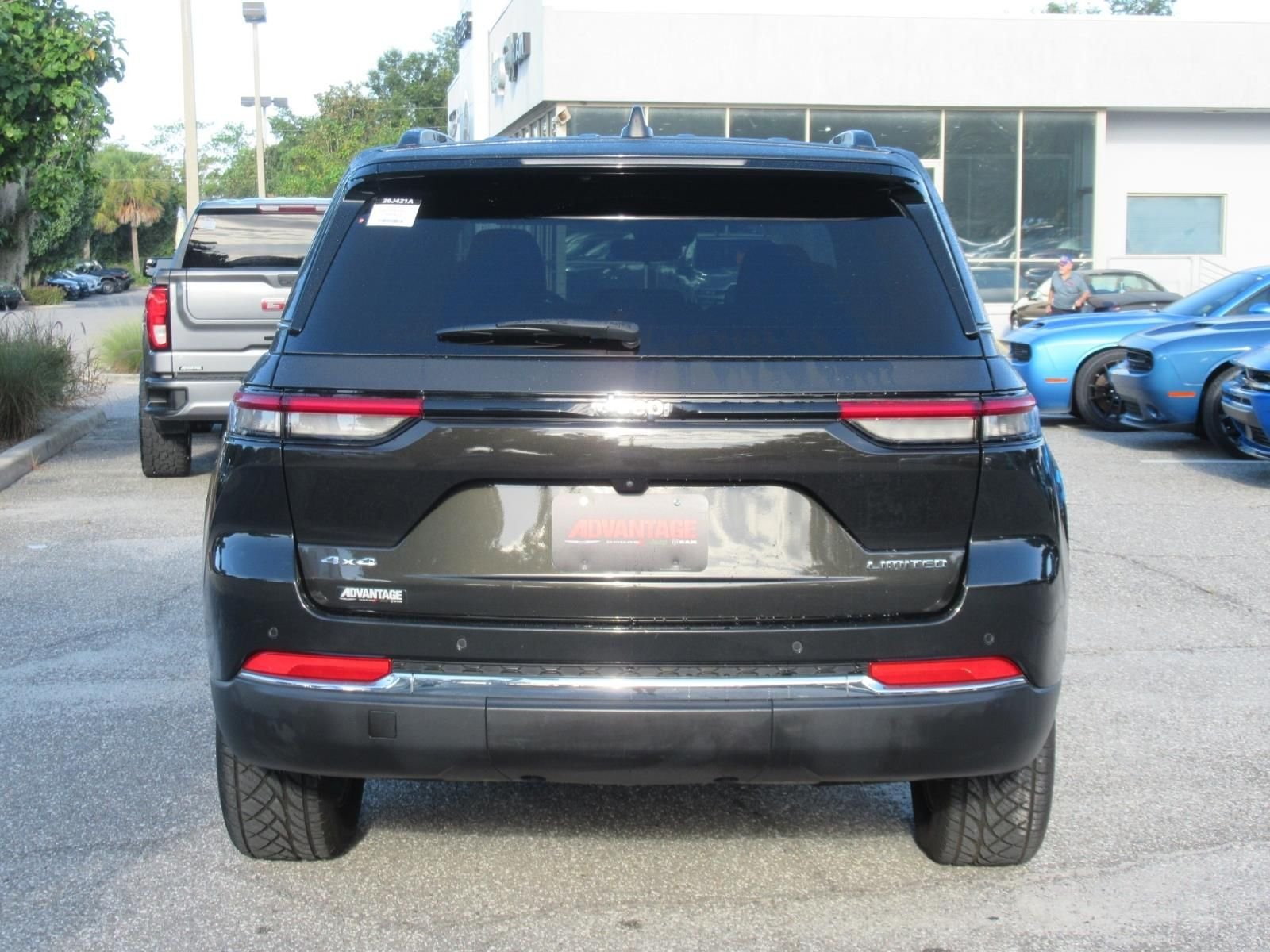 Used 2023  Jeep Limited image 6