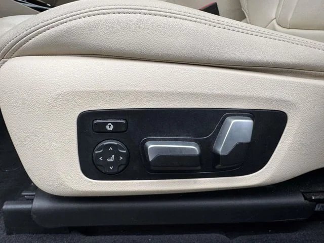 Used 2020 White BMW xDrive30i image 25