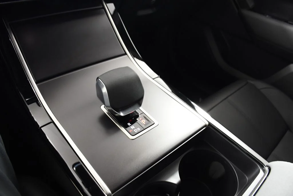 New 2026 Santorini Blk Land Rover Dynamic SE image 31