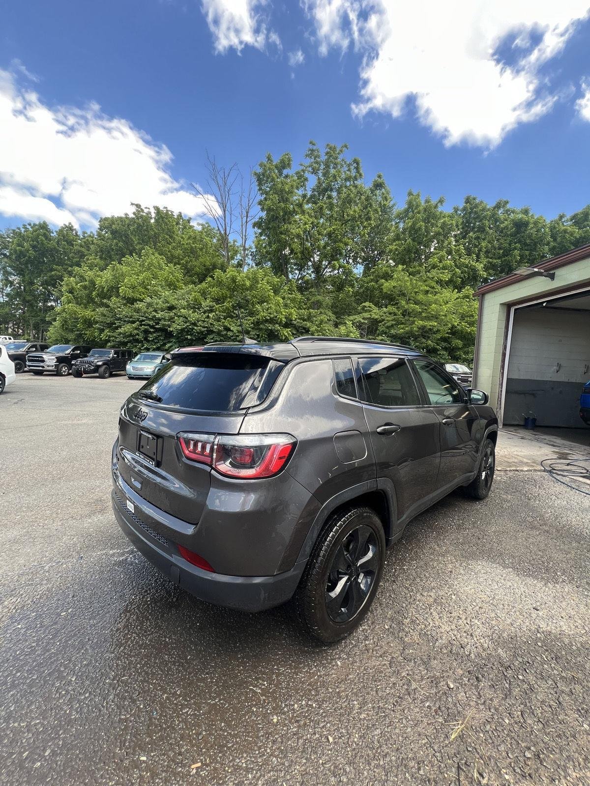 Used 2021 GRANITE CRYSTAL JEEP ALTITUDE image 3