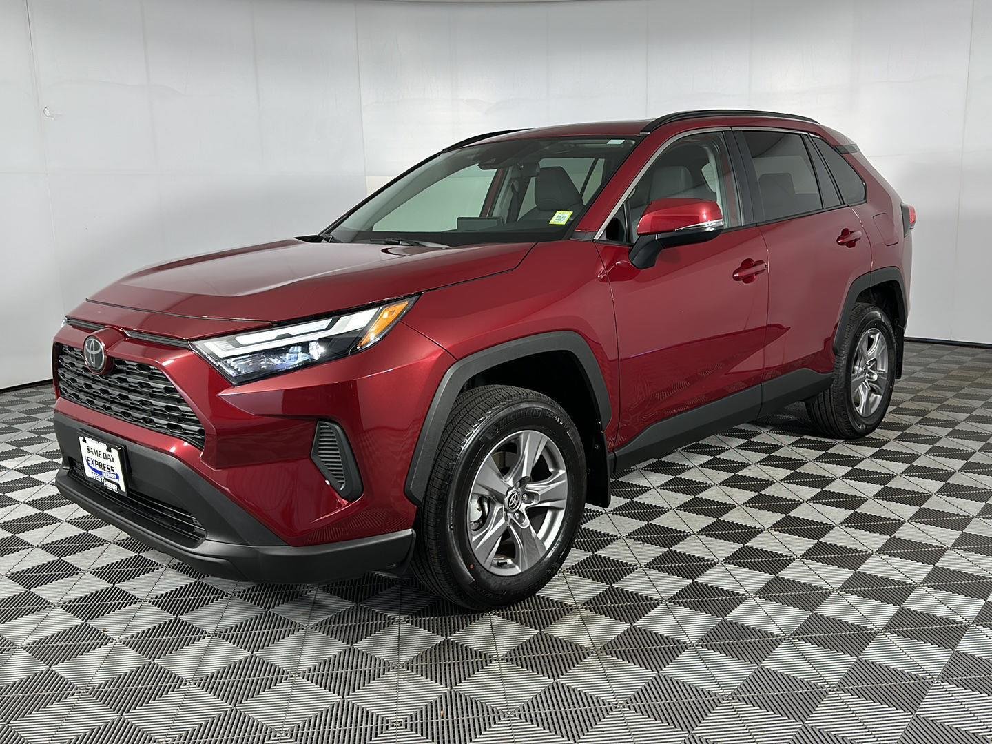 Used 2025 Ruby Flare Pearl Toyota XLE image 3