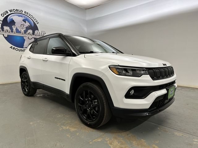 Used 2022 White Jeep Latitude image 11