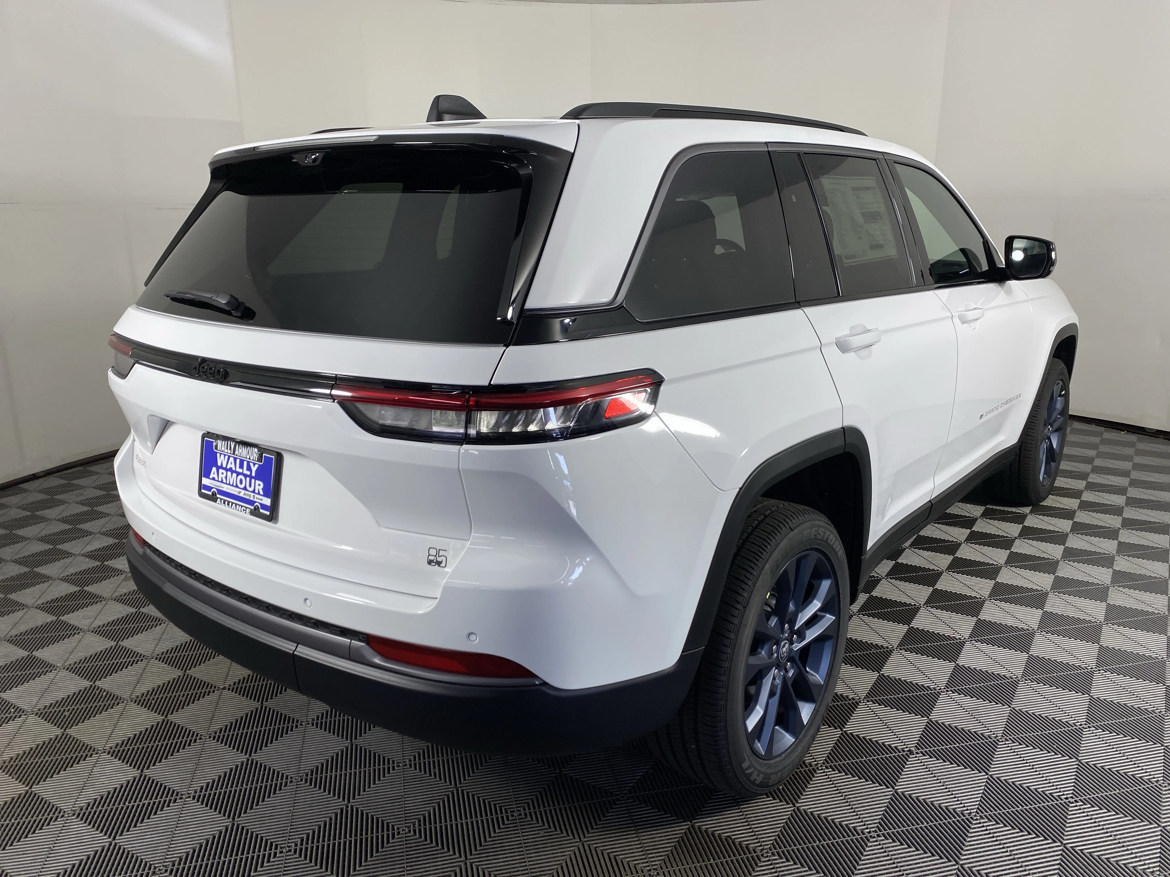 New 2026 Bright White Clear-Coat Exterior Paint Jeep  image 8
