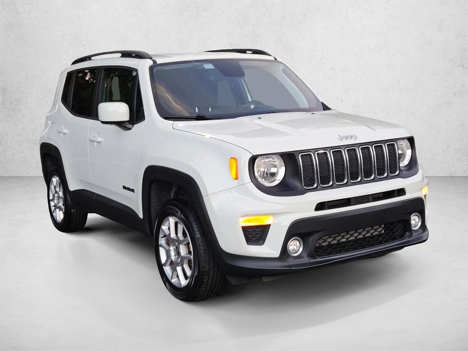 Used 2019 Alpine White Clearcoat Jeep Latitude image 3