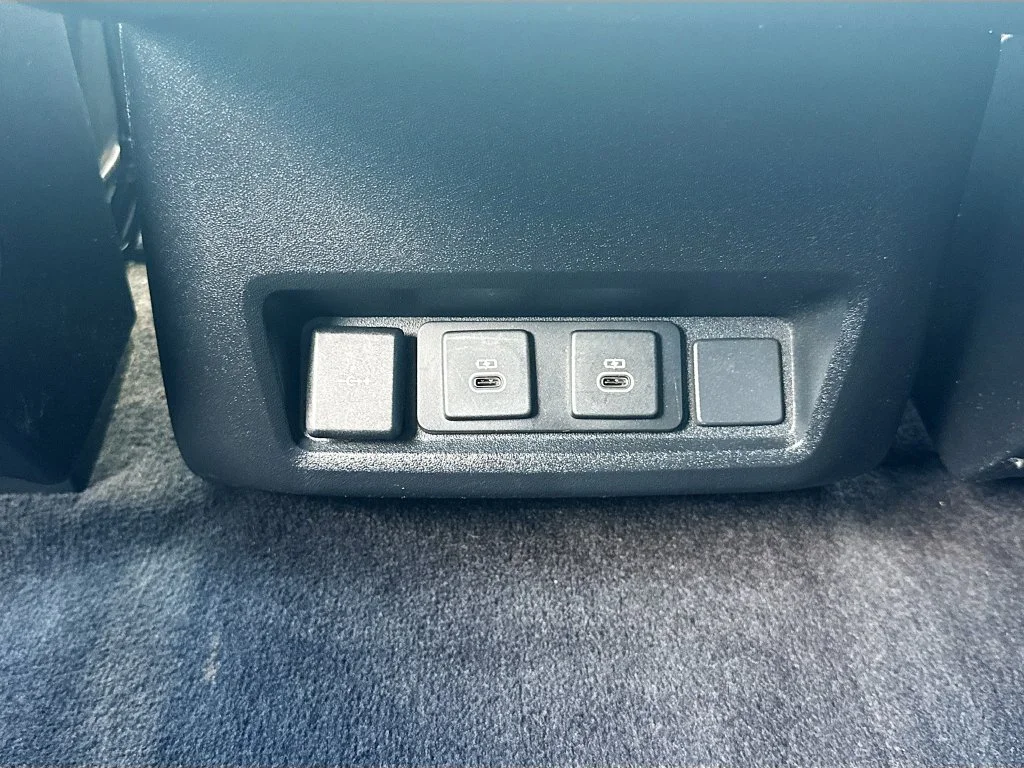Used 2024  Land Rover Dynamic SE image 28
